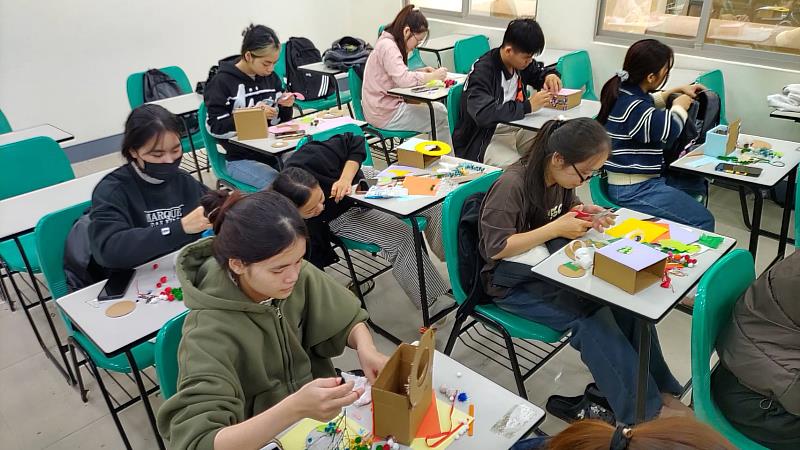 新南向班二年級學生認真製作禮物盒。
