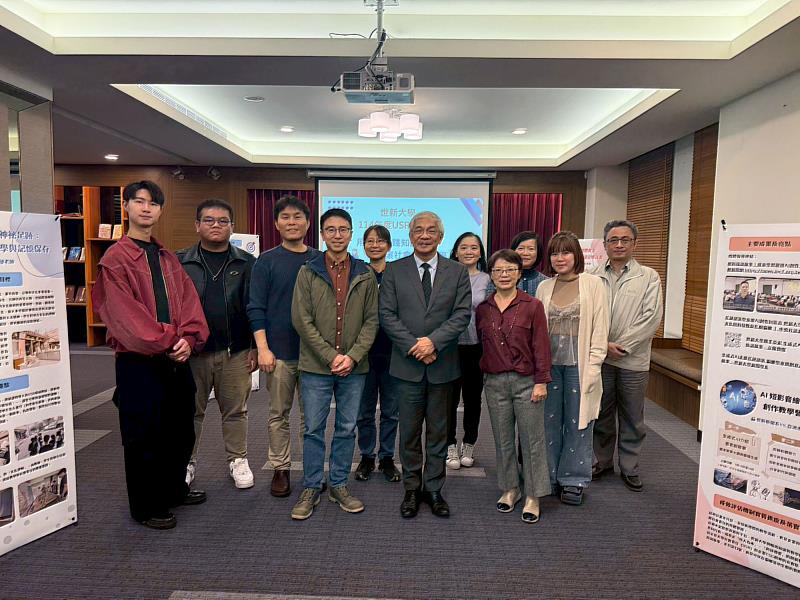 世新大學校長陳清河參觀USR成果展,被各系師生跨域合作能量感動。(世新大學提供)