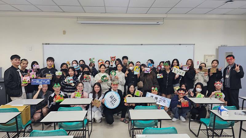 創意禮物盒融入異國文化 崑大資傳系「聖誕傳情」洋溢星光走廊