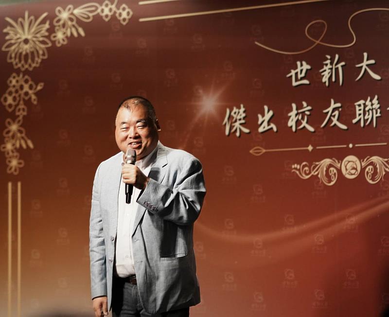世新大學董事長周成虎向歷屆傑出校友致意。(世新大學提供)