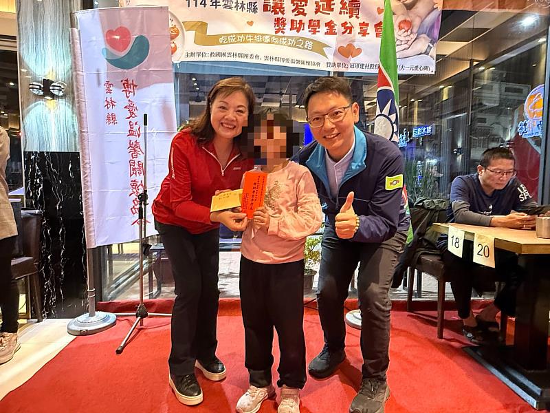 學生致贈感謝卡片。