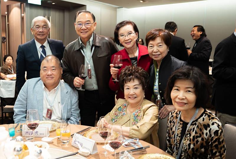 世新大學傑出校友與榮譽董事長成嘉玲、董事長周成虎、校長陳清河等師長相見歡。（世新大學提供）