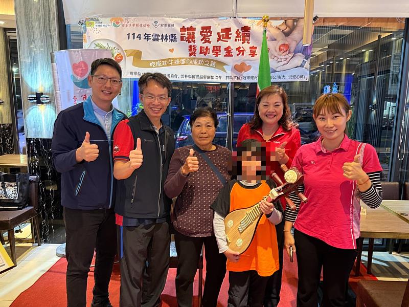 主委與師生大合照。