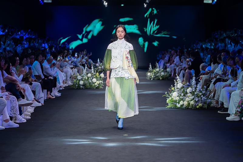 吳君怡在台北時裝週雅芝秀中演繹設計師王子欣作品。