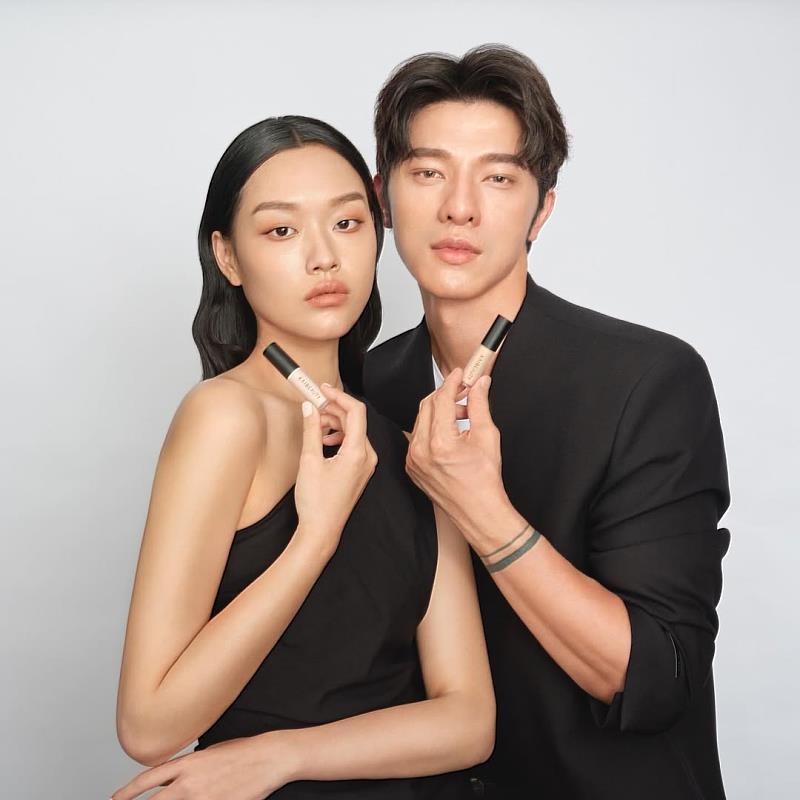 小凱老師(右)欽點吳君怡(左)拍攝彩妝品牌KAIBEAUTY廣告。