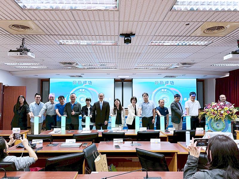 由海洋委員會海洋保育署與國立高雄科技大學共同推動成立「藍碳復育行動聯盟」,11月26日結合中央和地方政府、學術單位、在地產育等13個單位共同加入,未來將共同實踐聯盟的核心任務,包含:動藍碳方法學實際應用、發展海草與紅樹林復育技術與示範場域、強化地方與社區參與治理機制、擴大藍碳教育與人才培育,並與企業ESG投入及國際趨勢對接,形成長期合作網絡。