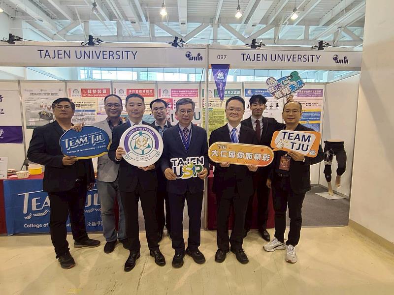 大仁科技大學郭代璜校長（中）親臨展會開幕並與研發團隊合影。