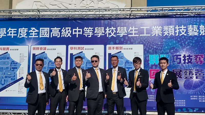 永慶不動產高雄經管會贊助10萬元，協助岡山農工更新運動設備，也在全國高職技藝競賽中設立諮詢攤位，讓學生家長了解不動產業工作。（圖片由永慶房產集團提供）