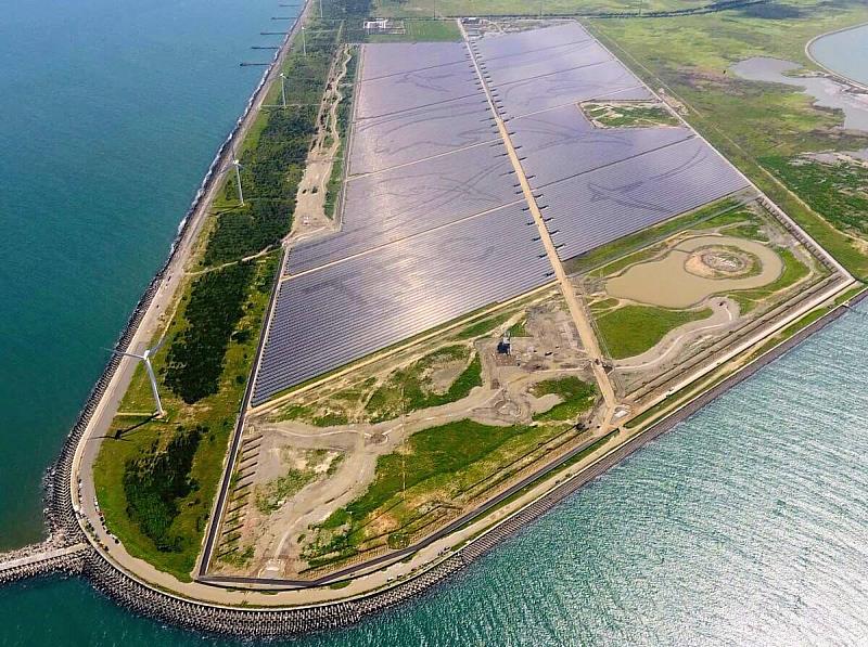 彰化區處透過「提升併網容量、增進作業流程效率、提升資訊透明度與衡平分配綠能資源」等4大面向，積極打造友善綠能環境。圖為彰濱光電場。