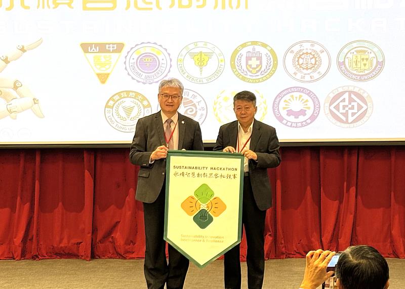 中山醫大校長黃建寧（左）將競賽主辦權交棒給中國醫大永續長李正淳，讓跨校合作持續深化。