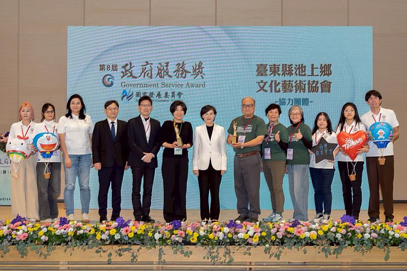 臺東縣7連霸「無圍牆巨蛋經濟學」再獲政府服務獎 饒慶鈴率隊北上受獎