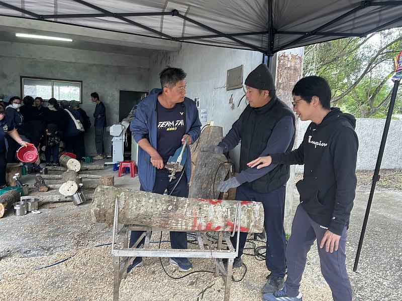 段木鑽孔現場教學。