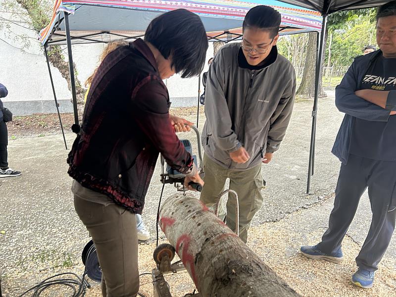 民眾體驗段木鑽孔。