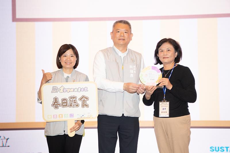 樂齡食安店家頒獎。