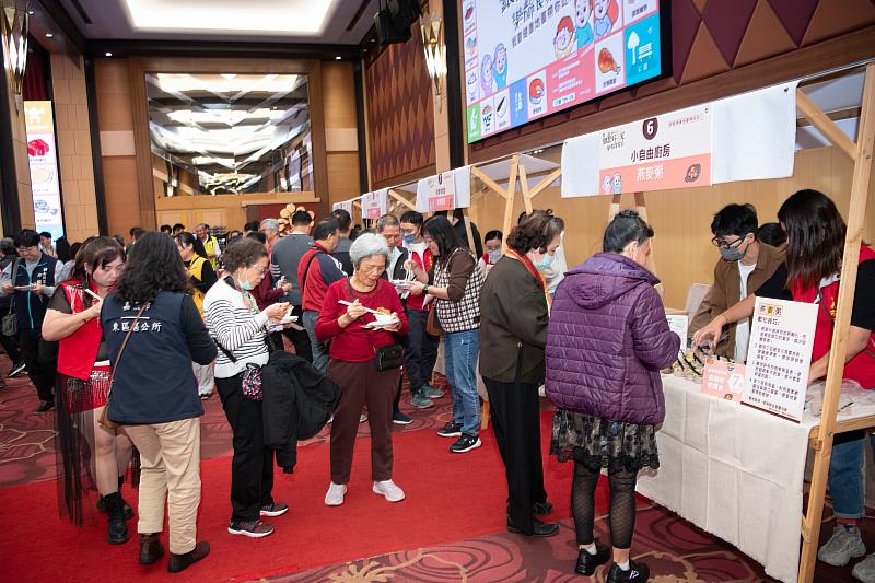 社區長者品嚐7級質地調整飲食。