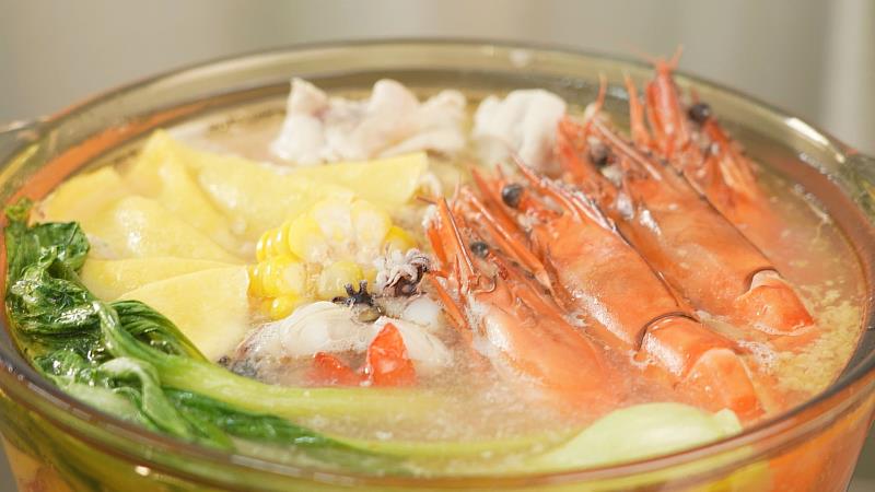 廚佛瑞德Fred為鼓鼓量身打造「剝皮辣椒海陸鍋」,以火山烏骨雞、高麗菜、玉米、青江菜搭配特級鮮凍大草蝦,湯頭清甜、配料澎湃,一鍋就能滿足全家味蕾。