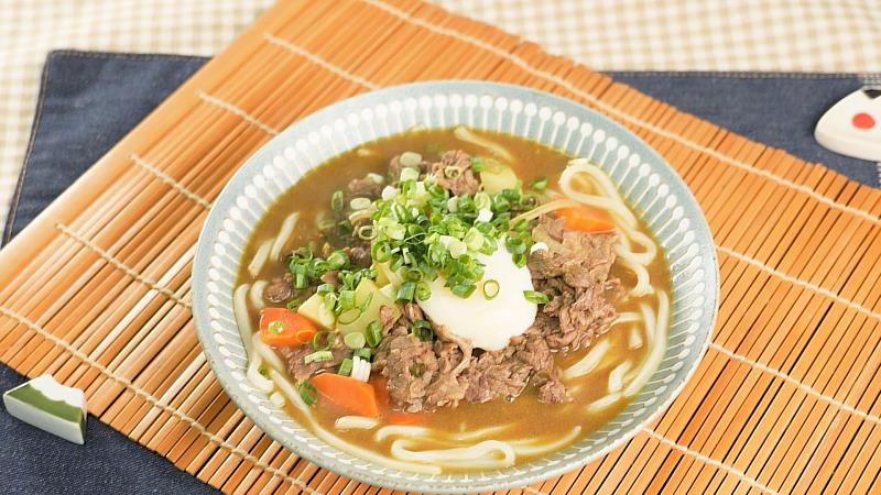 異國風鍋物推出「北海道湯咖哩」，將牛肉、紅蘿蔔、馬鈴薯與洋蔥慢火燉煮入味，最後淋在烏龍麵上，加上蔥花與溫泉蛋點綴，暖心暖胃又可口。