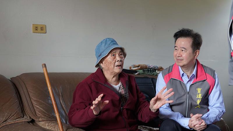 育達科大王育文董事長(右)與長輩話家常。
