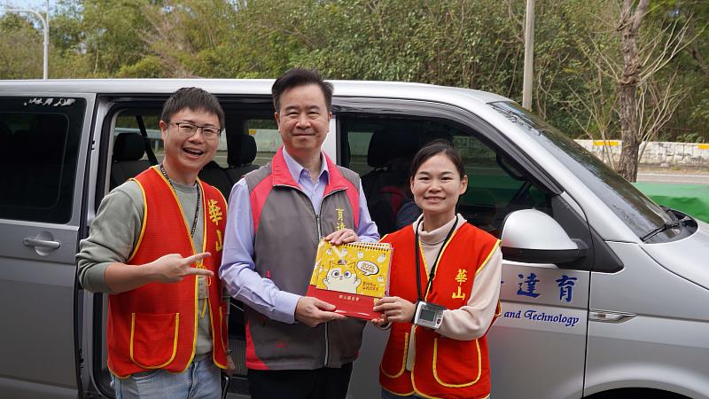 崋山基金會贈送基金會桌曆予王育文董事長。