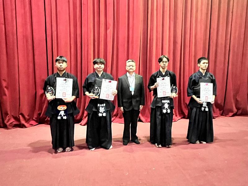 團體得分賽季軍頒獎由台北校區建築系一年級學生黃邦睿（右2）代表領奬。（照片/校方提供）