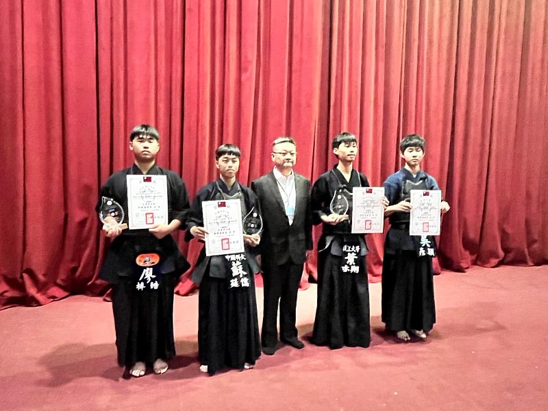 團體過關賽亞軍頒獎由新竹校區觀管系四年級學生蘇延儒(左2)代表領奬。(照片/校方提供)
