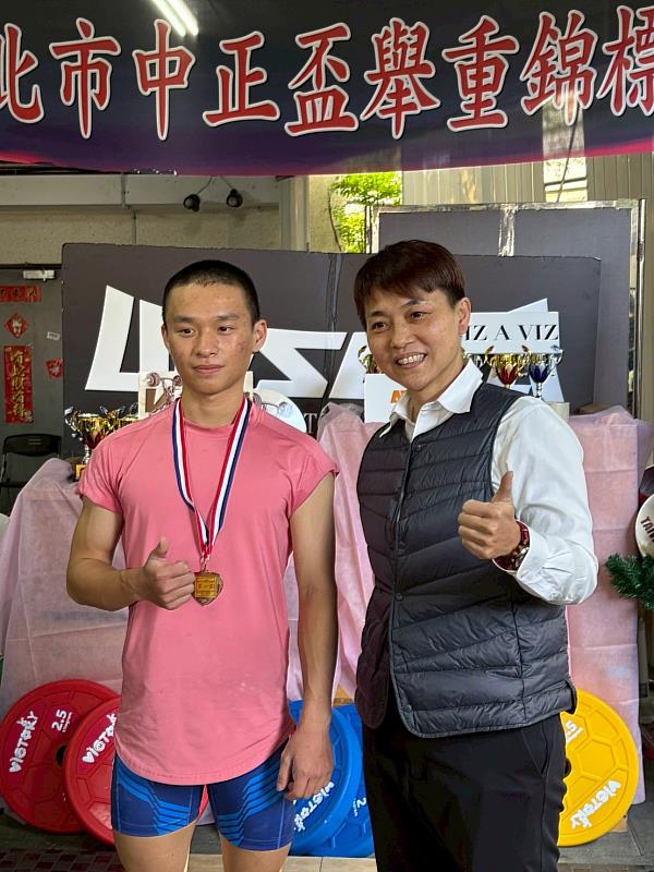 中國科大台北校區觀管系一年級學生陳世綸同學榮獲公開社會男子組60公斤第1名。(照片/校方提供)