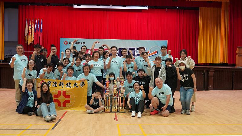 育達科技大學王育文董事長與科大參賽團隊家人合影。