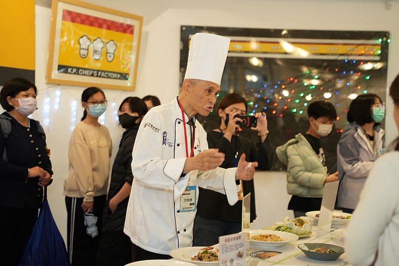 透過開平餐飲主廚盃競賽,國中生能與各校選手交流學習,也能獲得業界主廚的專業指導與建議。開平餐飲學校/提供