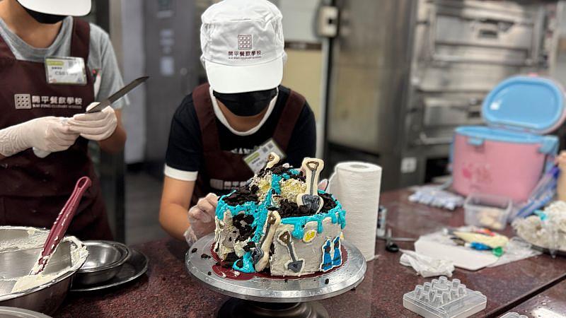 第27屆開平餐飲主廚盃以「臺灣之美」為蛋糕裝飾賽題，鏟子超人也成為選手創作靈感。開平餐飲學校/提供