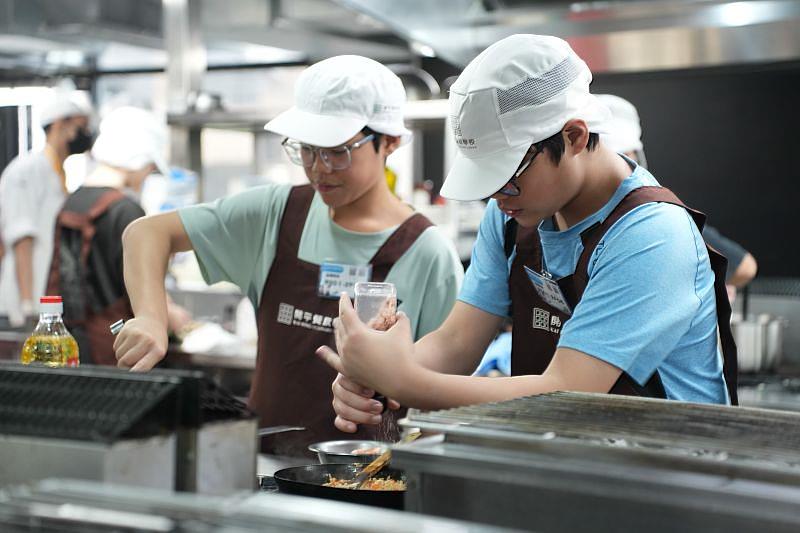 第27屆開平餐飲主廚盃與花蓮縣富里鄉農會合作，提供「花蓮26號米」為創意料理主食材，本土優質米糧讓選手可多元發揮。開平餐飲學校/提供