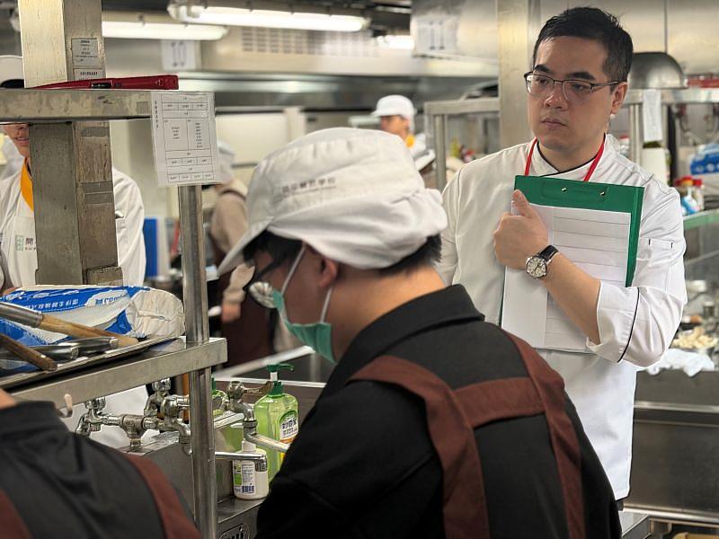 開平餐飲主廚盃邀請業界名廚擔任評審,提供國中生職類探索舞台。開平餐飲學校/提供