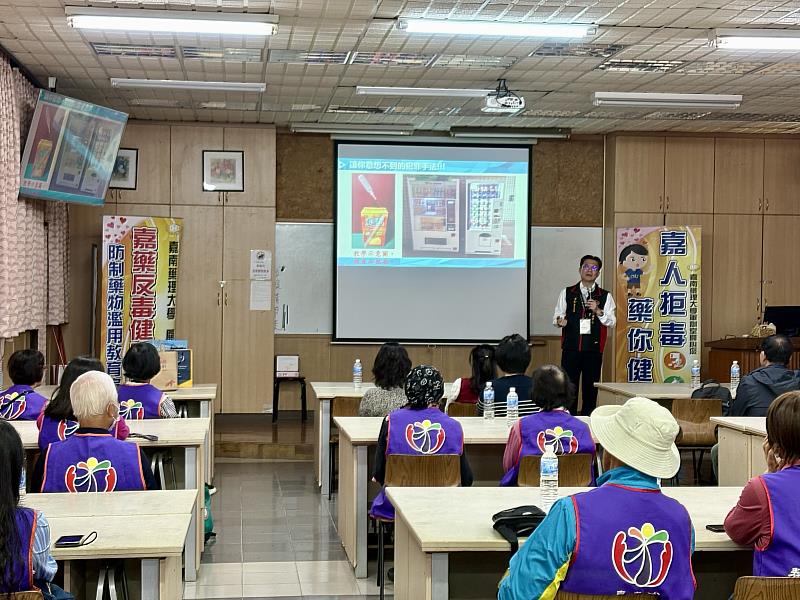 嘉藥軍訓室主任李柏宏以深入淺出方式分享校園常見的毒品滲透手法及預防策略。