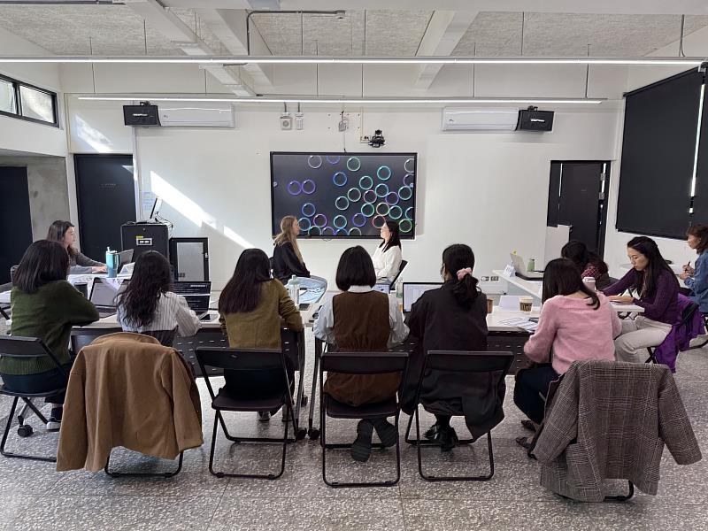 學員與外籍學生練習OPI。