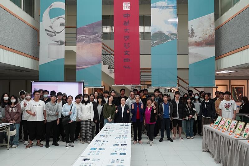 中華大學「114-1『人文・智慧・創意』CAI課程期末成果展暨競賽」圓滿落幕，師生齊聚合影，共同見證跨域學習與AI創意的精彩成果。