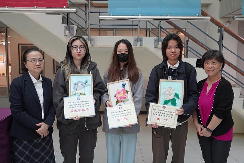 藝術裡的人文與科技的授課老師杜嘉琪（右）表示：「學生運用AI找到獨特視覺語言，從縫紋工法到色彩搭配，在創作中展現自信與樂趣。」