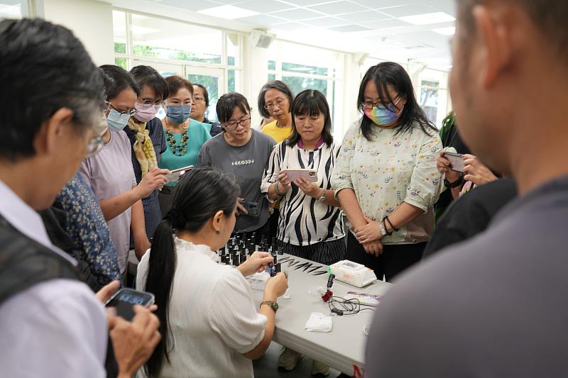 工藝師黃靜婉帶領新竹市竹科實中國小部學生體驗微波窯燒玻璃創作。