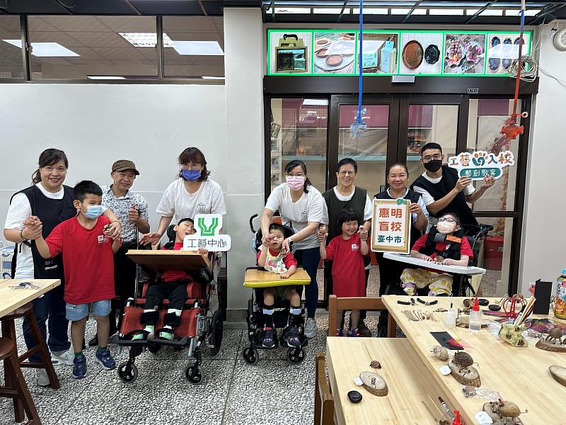 惠明盲校以多感官體驗引導視障與多重障礙學生透過觸覺「看見」形體之美，並以自然媒材創作展現純粹而自由的創造力。