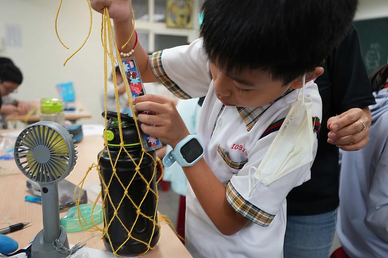 南成國小邀請勵馨基金會帶領孩子從植物的認識出發，探索原住民部落的生活智慧，體驗植物編織的工藝之美。