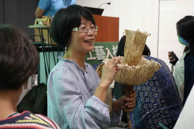 臺中市霧峰區五福國小賴如足校長表示,在工藝中心支持下,學校以「構樹皮燈飾」課程延伸出「小手牽大手」共創活動,讓學生與社區長者一同創作,將工藝化為跨世代共享的生活美好。