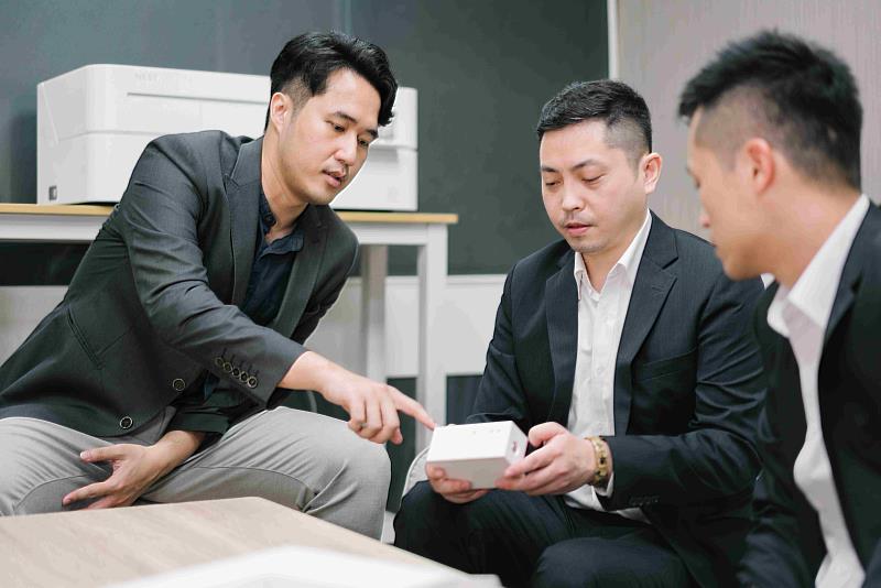 生德奈生物科技(CYTENA BPS)宣布品牌重塑更名,正式併入偉喬生醫體系。左起為Leadgene Biosolutions執行長蔡承翰、偉喬生醫董事長莊詠鈞與執行長鄭又瑋。(資料來源:偉喬生醫)