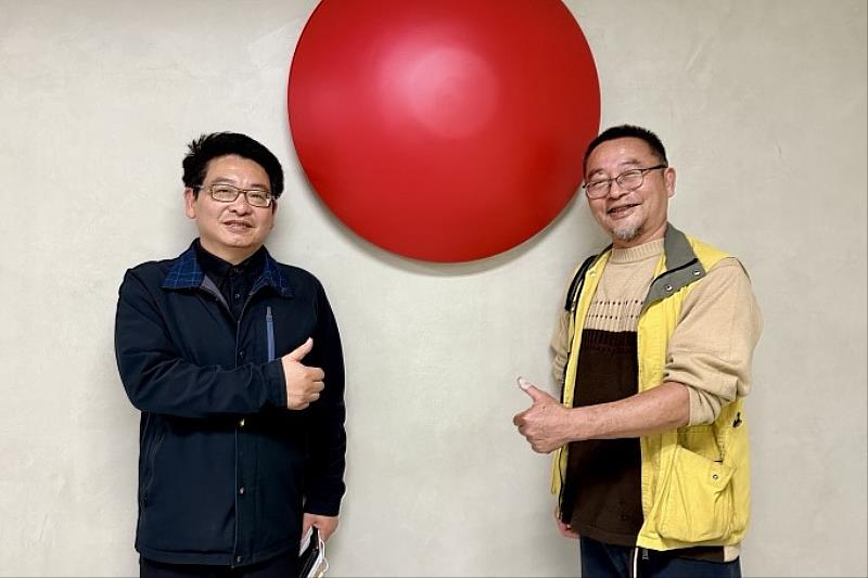 葉于正館長(左)讚許俞曉佩以創意行動拉近藝術與生活距離,讓學生親身體驗藝術魅力,啟發深刻感受與思考。