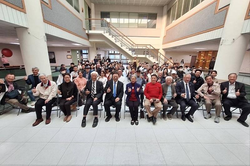 開幕茶會匯聚藝術名家與企業領袖,藝術家張秋臺(第1排左3起)、中華大學劉維琪校長、藝文中心唐曉蘭主任、俞曉佩先生及藝術家霍剛及新竹巨城百貨公司總經理羅仕清等重量級嘉賓蒞臨,與師生共享藝文盛事。