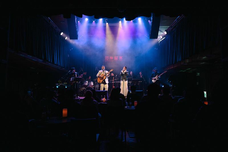 屋瑪客夫婦《Love’s in the Air 愛瀰漫》專場演唱會現場氣氛熱烈，宛如一場「台北限定的部落婚禮」，歌聲、笑聲與感動交織，讓觀眾直呼「值回票價」。（圖／風潮音樂 提供）