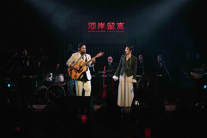 原民夫妻創作組合「The Umaq屋瑪客夫婦」於12月12日在西門河岸留言舉行的《Love’s in the Air 愛瀰漫》專場演唱會圓滿落幕。(圖/風潮音樂 提供)