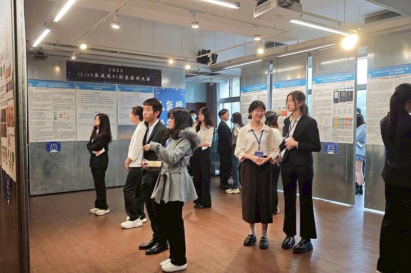 與賽同學參觀海報及討論。