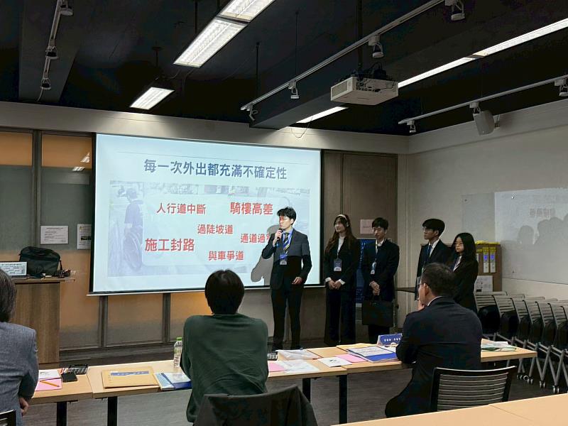 參賽同學報告現況。