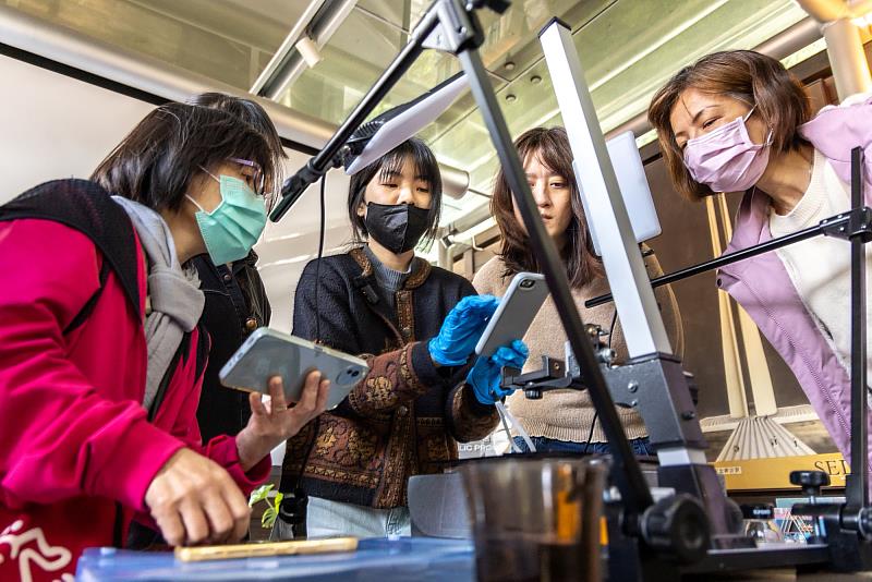 AAA檔案員何沐恬演示用智慧型手機為紙本相片數位化的方法。 （C-LAB提供）