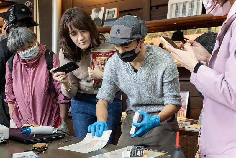 紙質修復師謝以恭現場示範檔案清潔與整理方式。 （C-LAB提供）