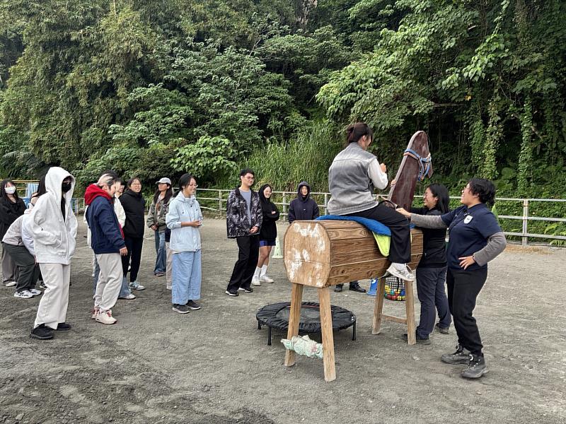 學生練習用彈跳床翻身上馬。