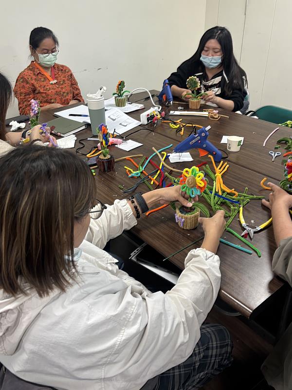 學員認真製作。